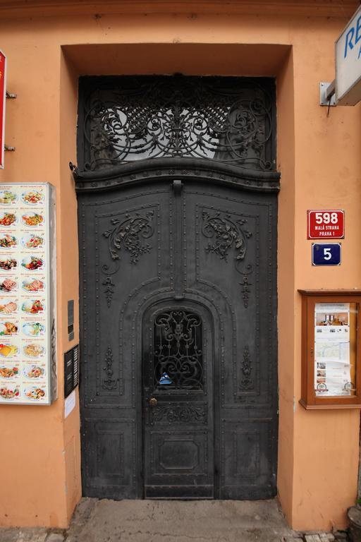 Apartments In Mala Strana - 10 Minutes From Charles Bridge Prága Kültér fotó